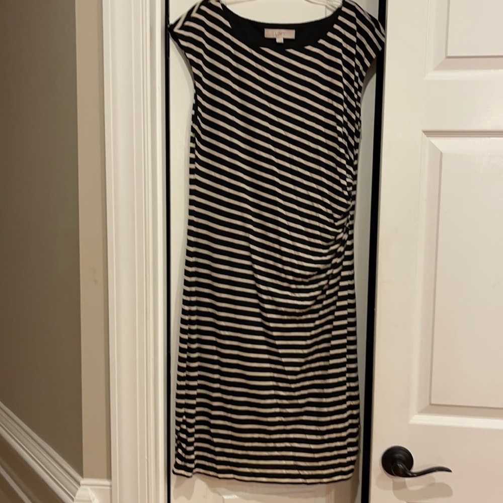 Ann Taylor Loft women’s L, diagonal cream lines on black- side cinch on left
